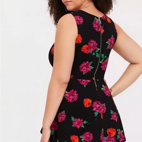 Torrid Black Floral hi-low top - Picture 1 of 5